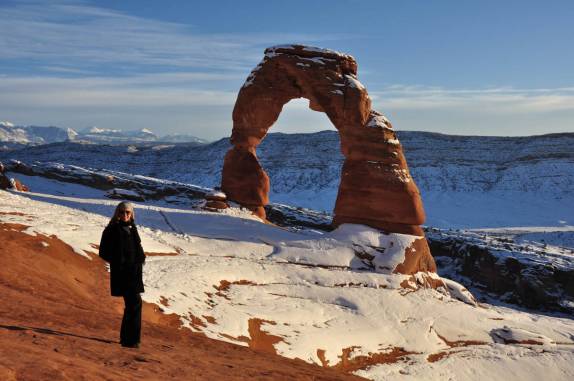 Observando o mágico, quase inacreditável Delicate Arch, no Arches National Park, perto de Moab, em Utah, nos Estados Unidos